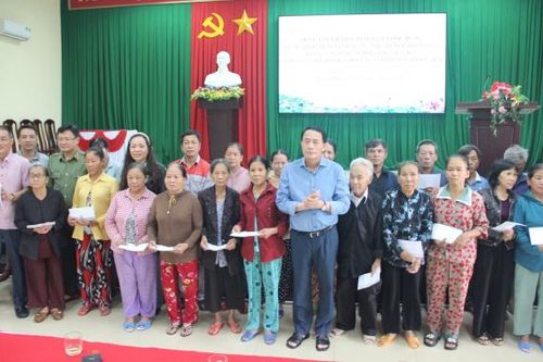 Thứ trưởng Lê Quốc Hùng thăm, tặng quà cho người dân bị ảnh hưởng lũ lụt tại Huế