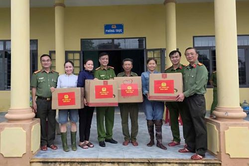 Tiếp tục chuyển quà của Bộ Công an đến với bà con, cán bộ chiến sĩ vùng lũ