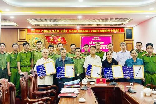 Công an Cà Mau bàn giao kinh phí xây dựng nhà tình nghĩa cho hội viên Cựu CAND
