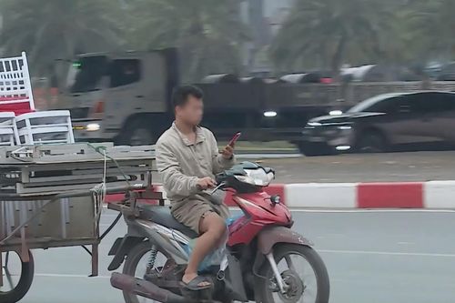 Xử phạt nhiều tài xế dùng điện thoại khi lái xe