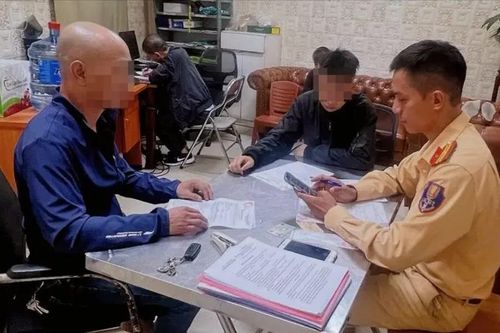 CSGT xử phạt nam sinh bốc đầu xe máy trên đường phố