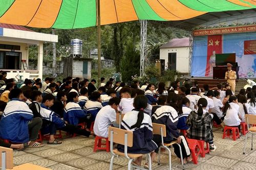 Truyên truyền pháp luật cho hơn 100 học sinh Trường THCS Lăng Hiếu