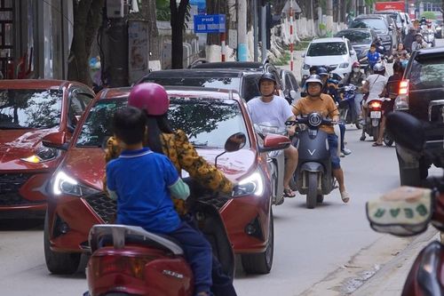 Ùn tắc giao thông vào giờ cao điểm tại một số tuyến đường phường Thục Phán