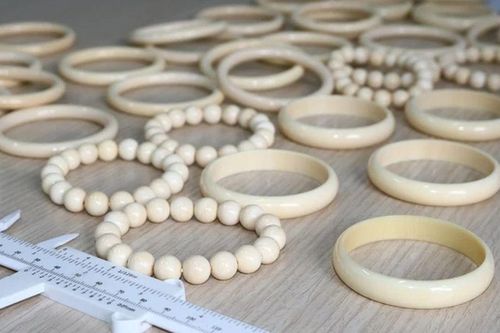 Bất ngờ thu giữ hàng chục vòng đeo tay nghi làm từ ngà voi hiếm