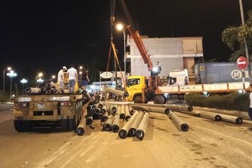 Xử lý nghiêm xe đầu kéo để hàng loạt cọc bê tông rơi xuống đường