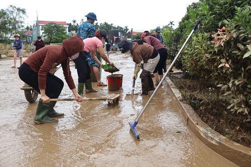 Trường học ở Đà Nẵng ngập ngụa bùn đất sau cơn lũ lịch sử