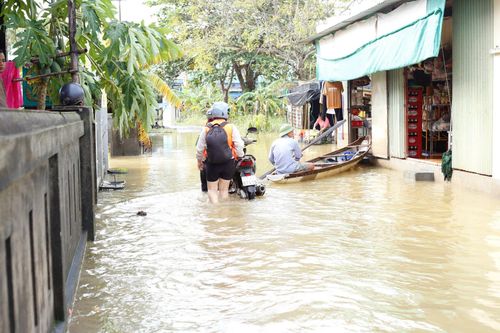 Dân vùng 'rốn lũ' TP Huế vẫn bì bõm trong nước sau trận lụt lịch sử