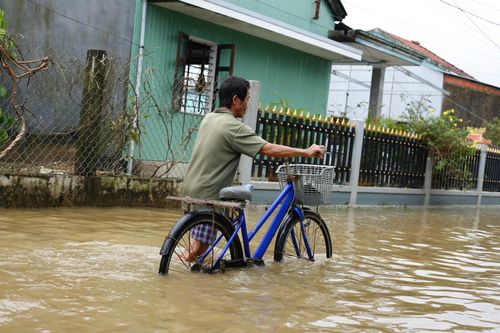 Số người chết do mưa lũ ở Huế tiếp tục tăng, gần 6000 ngôi nhà còn bị ngập