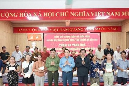 Bộ Công an trao 30 tấn hàng hóa hỗ trợ người dân vùng lũ tại Huế
