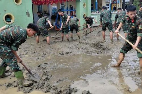 Sát cánh cùng nhân dân khắc phục hậu quả mưa lũ lịch sử