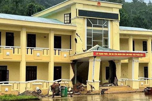 Trụ sở UBND xã nứt toác, xô lệch sau mưa lũ