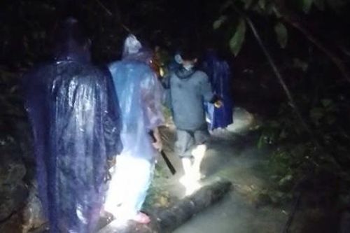 Xuyên đêm tìm người phụ nữ đi lạc trong rừng giữa mưa lũ