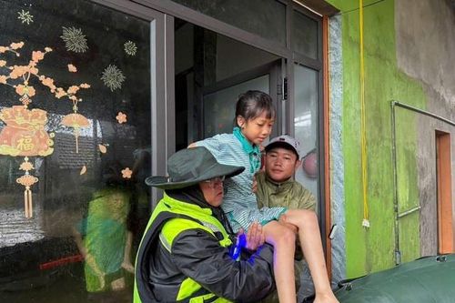 Những khoảnh khắc xúc động đến nghẹn lời ở vùng lũ