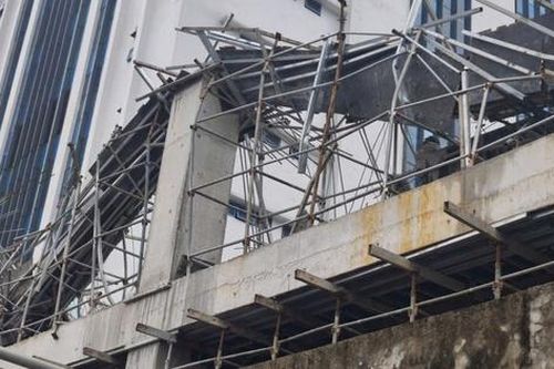 Sập giàn giáo lúc rạng sáng, 2 công nhân gặp nạn tử vong