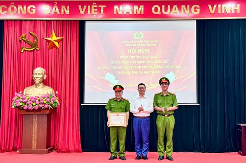 Khen thưởng đột xuất Công an xã Đại Thanh