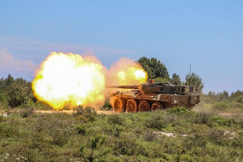 Lính dù Ukraine bất ngờ tung xe tăng bánh lốp Centauro vào trận chiến