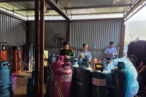 Phá liên tiếp những cơ sơ vi phạm 'nhiều không' trên địa bàn Hà Nội