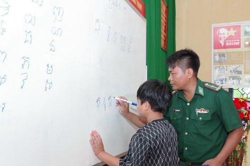 Gieo chữ miền biên viễn: Hành trình của lòng kiên định và yêu thương - Bài 2: Giữ gìn bản sắc, gắn kết biên cương