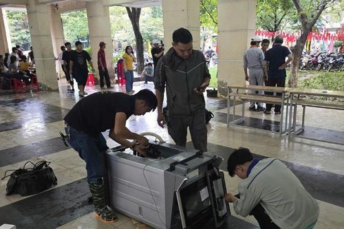 Thầy trò ở Huế hợp lực sửa cả nghìn xe máy, đồ điện ngập trong nước lũ