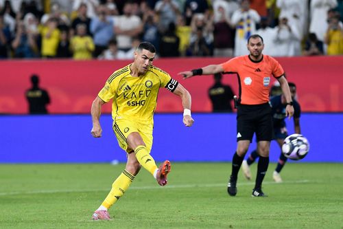 Quả phạt đền của Ronaldo làm dậy sóng Saudi Arabia