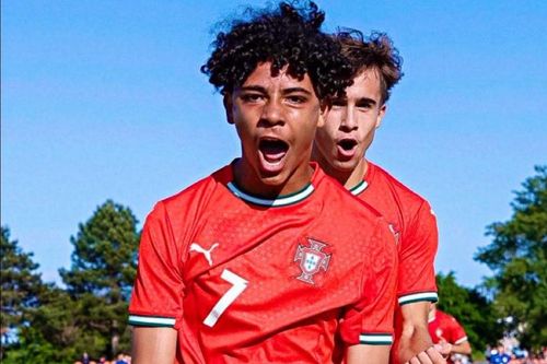Con trai Ronaldo làm 'dậy sóng' mạng xã hội