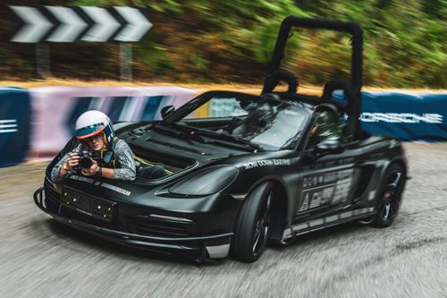 Porsche Boxster 'hóa thân' thành xe quay phim độc đáo