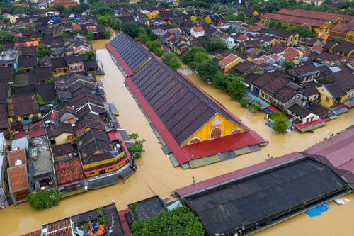 Trường đại học hỗ trợ tiền mặt cho sinh viên vùng lũ ở Huế, Đà Nẵng