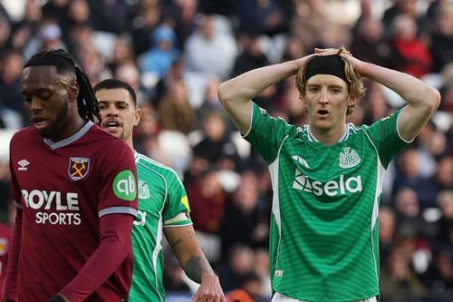 Newcastle thua đội hạng 19