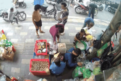 Thợ sơn rơi từ tầng cao xuống trúng người dân ở TP.HCM