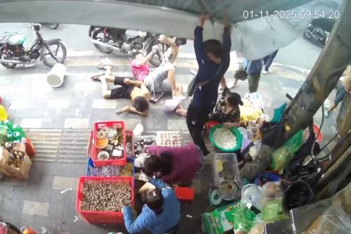 Thợ sơn rơi từ trên cao xuống, đè trúng người dân ở TP.HCM