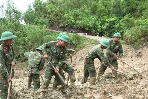 Quảng Ngãi: bộ đội mở đường phá thế cô lập ở vùng sạt lở Ngọc Linh