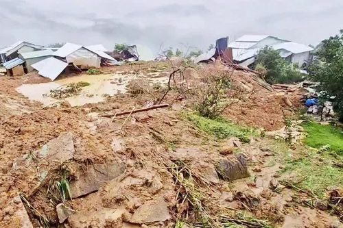 Đà Nẵng: sạt lở nghiêm trọng, vùi lấp 6 căn nhà và một người dân