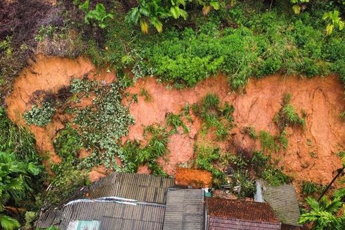 Sơ tán, di dời khẩn cấp các hộ dân ra khỏi khu vực nguy hiểm do sạt lở núi