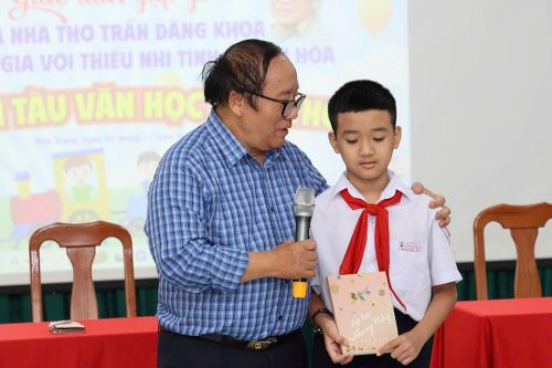 Sôi nổi 'Chuyến tàu văn học tuổi thơ' cùng nhà thơ Trần Đăng Khoa