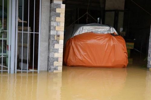 Chiếc xe ô-tô 'mới cóng' thoát ngập lũ nhờ dùng bạt bọc kín