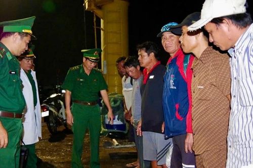 Bộ đội Biên phòng Thành phố Hồ Chí Minh cứu 11 ngư dân gặp nạn trên biển