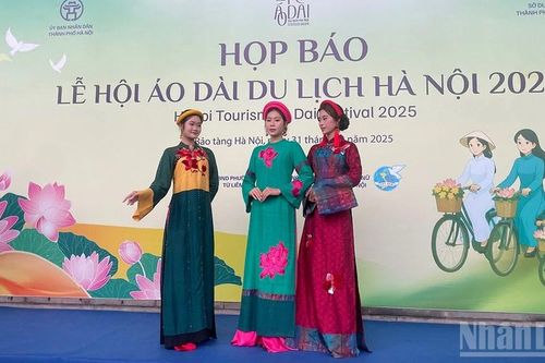 Lan tỏa vẻ đẹp của áo dài Việt