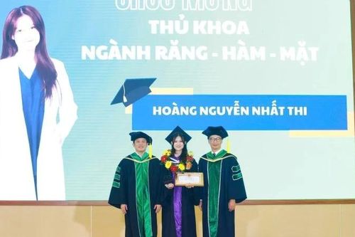 46 tân bác sĩ răng-hàm-mặt đầu tiên của Trường đại học Khoa học sức khỏe tốt nghiệp