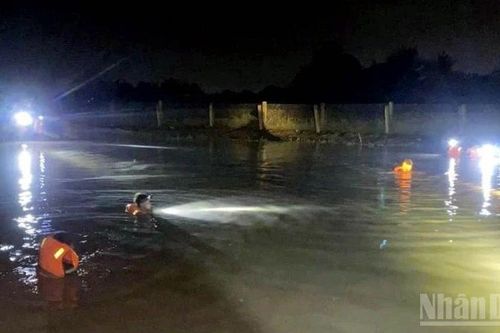 Công an Lâm Đồng kịp thời giải cứu nhiều người trong đêm mưa lũ tại Tuy Phong