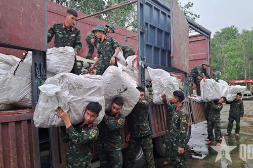 Chung tay 'dọn lũ', giúp người dân sửa xe máy, đồ điện miễn phí