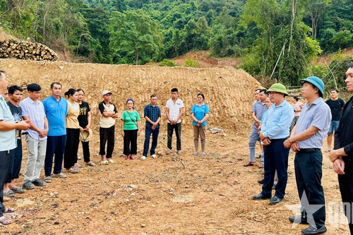 Niềm vui nhận mặt bằng xây nhà mới sau lũ