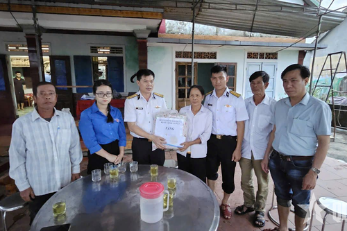 Trung đoàn 351 (Vùng 3 Hải quân) sẻ chia khó khăn cùng nhân dân vùng lũ TP Huế