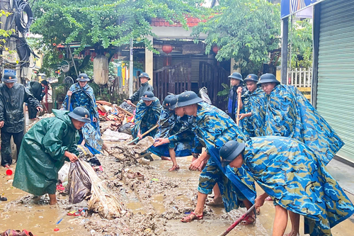 Các đơn vị thuộc Sư đoàn Phòng không 375 chung tay giúp dân Đà Nẵng dọn lũ