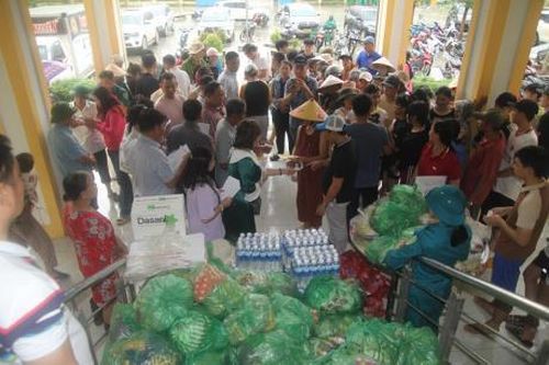 Đồng hành cùng người dân vùng rốn lũ