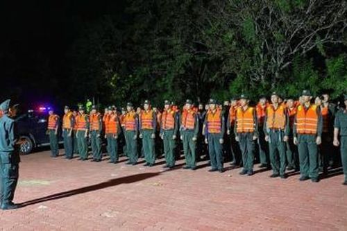 Công an Lâm Đồng chủ động bảo đảm an toàn giao thông, giúp dân trong mưa lũ
