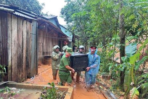 Công an xã A Vương tiếp tục bám địa bàn hỗ trợ nhân dân khắc phục hậu quả mưa lũ