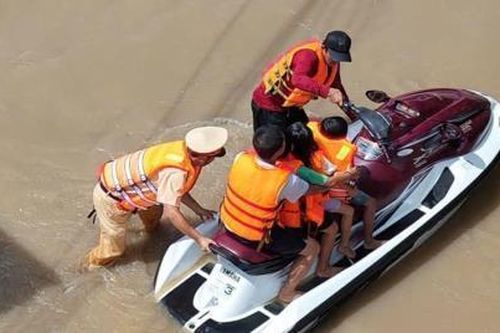CSGT Công an Lâm Đồng kịp thời cứu hộ, hỗ trợ người dân và bảo đảm an toàn giao thông