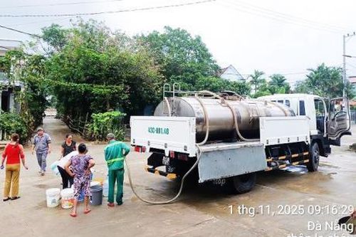 Hỗ trợ cung cấp nước sạch cho người dân vùng ngập lụt