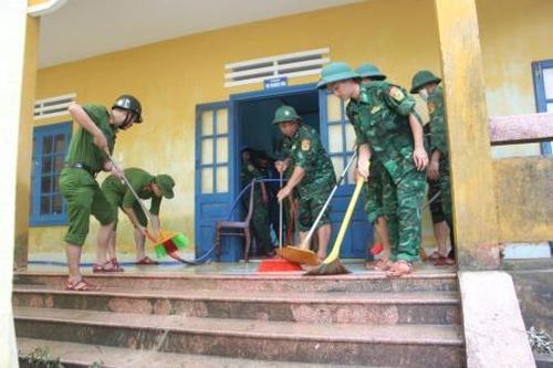 Lực lượng Công an tích cực hỗ trợ khắc phục hậu quả lũ lụt