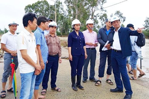 Phó Chủ tịch UBND TP Đà Nẵng Nguyễn Thị Anh Thi thị sát cầu Duy Phước